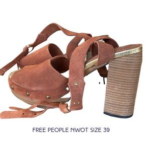 Gorgeous Free People sandals, NWOT size 39, suede